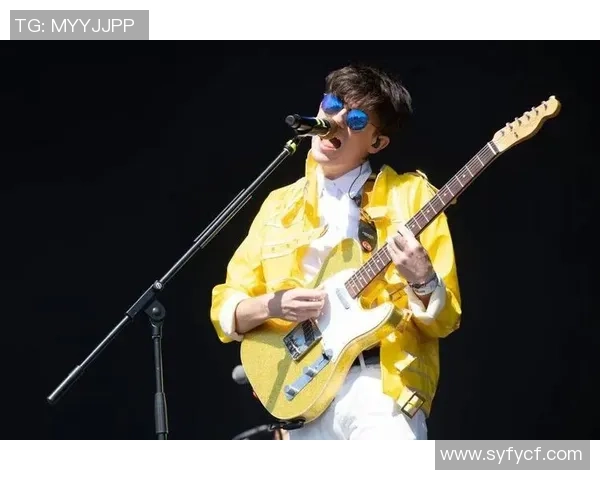 足球巨星跨界才艺展示 球场外的吉他弹唱与音乐梦想